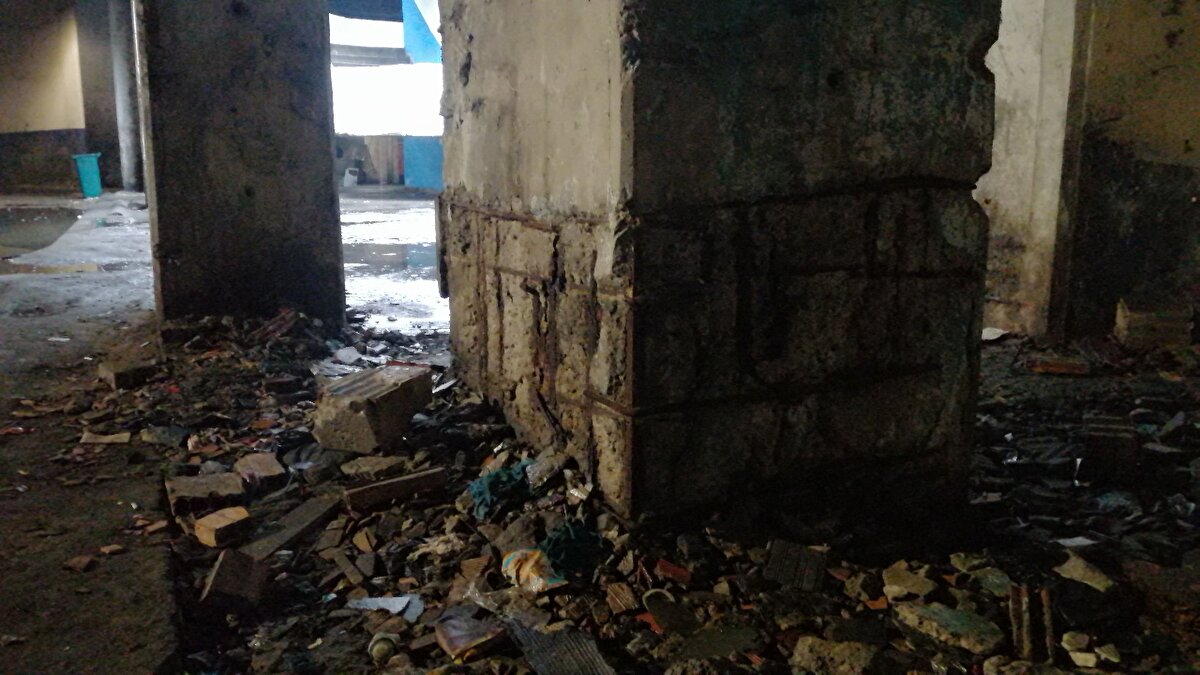 Esenler'de bulunan otogardaki birçok kolon ve kirişin sıvalarının döküldüğü, içerisinde bulunan demirlerin açığa çıktığı, bazılarının zamanla korozyona uğrayarak paslandığı görüldü.