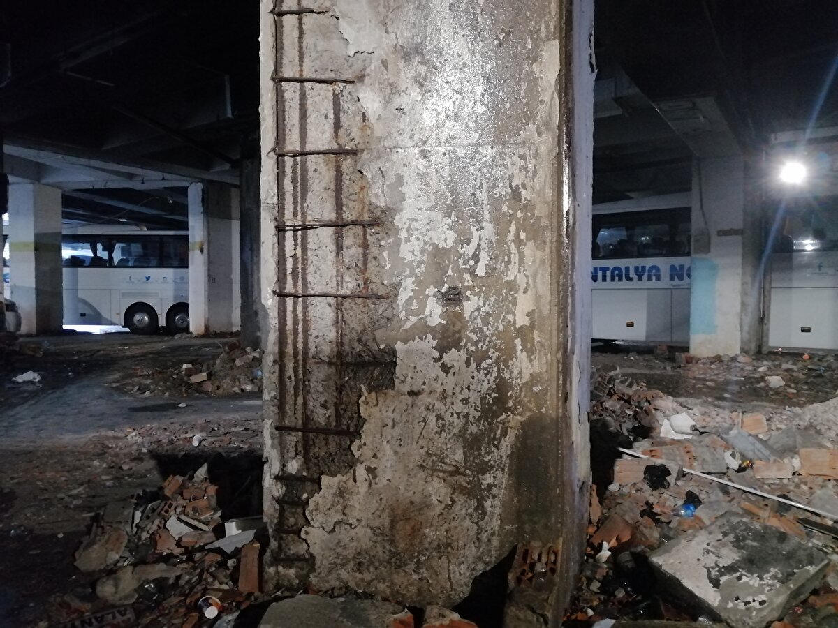 paslanmakta, korozyona uğramaktadır." diye konuştu.<br><br>Prof. Dr. Altan, önlem alınmazsa korozyona uğrayan demirin çapının gün geçtikçe küçüleceğini ve taşıyıcılığını yitireceğini aktararak, yapılacak çalışmayla demirin bir an önce güçlendirilebileceğini, en azından beton kaplamasının yapılıp demirin hava ile temasının kesilmesi gerektiğini bildirdi.<br><br>- "Yeni yönetmeliğe göre tekrar takviye edilmesi lazım"<br><br>Eski yapılarda birleşim noktalarına da dikkat ettiklerinin altını çizen Altan, "Kolon, kiriş ve bunların taşıyıcı elemanlarının birleşim noktalarındaki etriye sıklığının '2018 Türkiye Deprem Bina Yönetmeliği'ne uygun olmadığı görülmektedir. Bu yönetmeliğe uygun hale getirilmesi lazım. Yani yeni bir çalışma yapılırsa buraların elden geçip yeni yönetmeliğe göre tekrar takviye edilip, güçlendirilerek kullanışlı hale gelmesi lazım." ifadelerini kullandı.<br><br>Prof. Dr. Altan, Büyük İstanbul Otogarı gibi yapıların zaman içinde aldığı dinamik yükler nedeniyle de yıprandığını söyledi.<br><br>Bakımı yapılmadığında bu özel yapılarda korozyonlarla karşılaşılabildiğini dile getiren Altan, şu değerlendirmeyi yaptı: