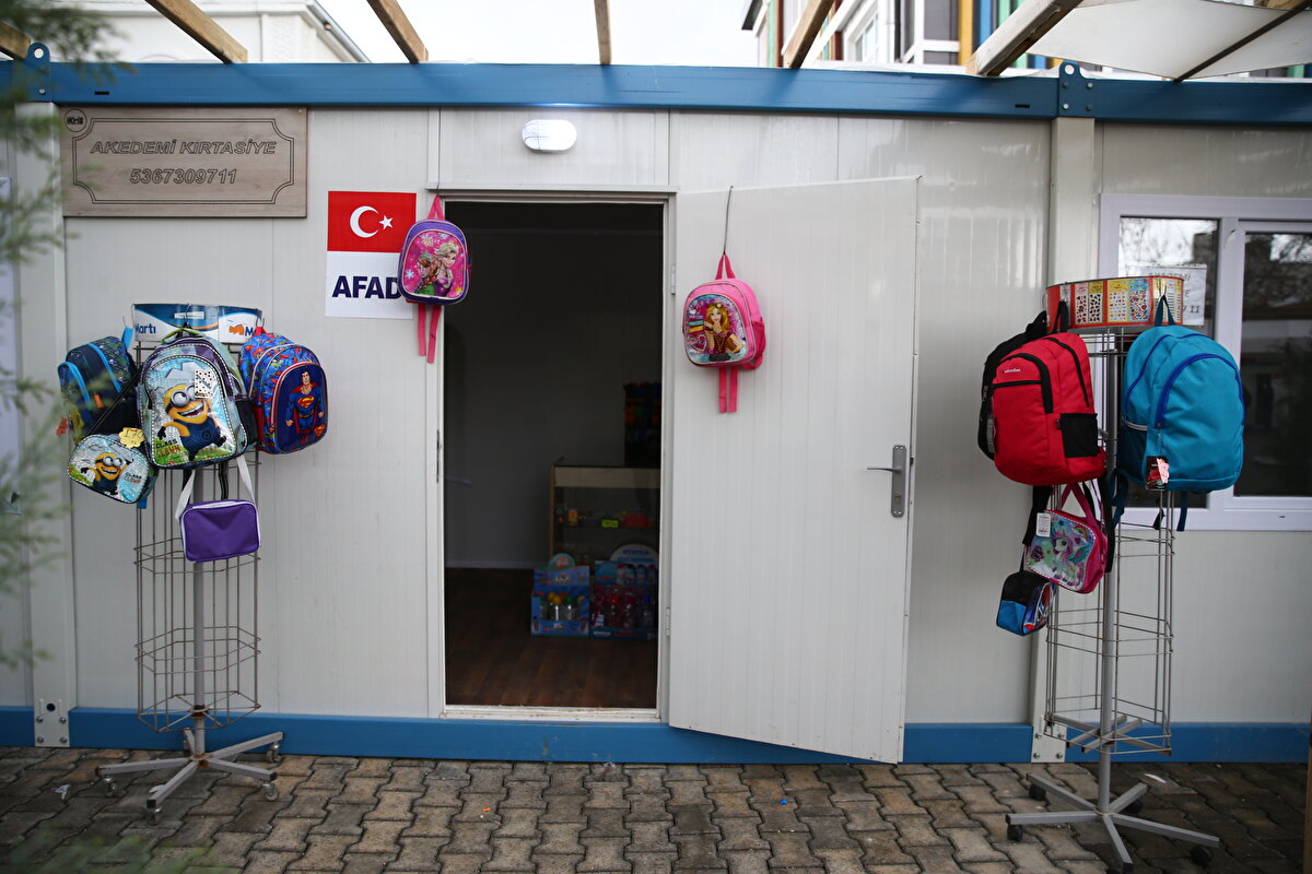 Özellikle iş yerleri ağır hasar alan ve yıkılan esnafın bir an önce ticari hayata başlamak isteğini belirten Çiçek, "Yolda bizi gördüklerinde 'Bir yer sağlandığı takdirde iş yerlerimizi tekrar açmak istiyoruz.' demişlerdi. Biz de bunun üzerine özellikle 7 gün gibi kısa süre içerisinde iki çarşıyı hazırlayıp noter huzurunda çekilen kurayla teslim ettik." dedi.<br><br>