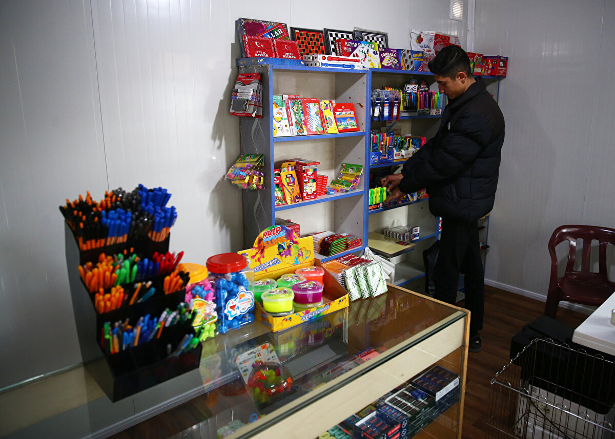 Adıyaman Kayseri Çarşı'nın ticari hayata katkısının yanında psikolojik boyutunun da olduğuna dikkati çeken Vali Çiçek, "Çarşı sadece ticareti başlatmadı, aynı zamanda bir rehabilitasyon merkezi gibi çalışmaya başladı. Esnafın birbirleriyle acılarını paylaşması, müşteri esnaf ilişkileri herkese iyi geldi. İnsanlar burada birbirlerini bulmaya başladı. Özellikle çay ocaklarında, taburelerde oturduklarında dertleşmeye başladılar. Hem ticareti canlandırdık hem de hayatı ayağa kaldırmış olduk." diye konuştu.<br><br>