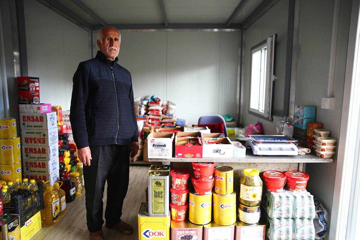 Vali Çiçek; bakkal, berber, kırtasiye, tuhafiye ve züccaciye gibi dükkanların hizmet vermeye başladığını ifade ederek, ürün taşıma işlemleri bitince daha fazla konteyner dükkanın kapılarını açacağını kaydetti.<br><br>