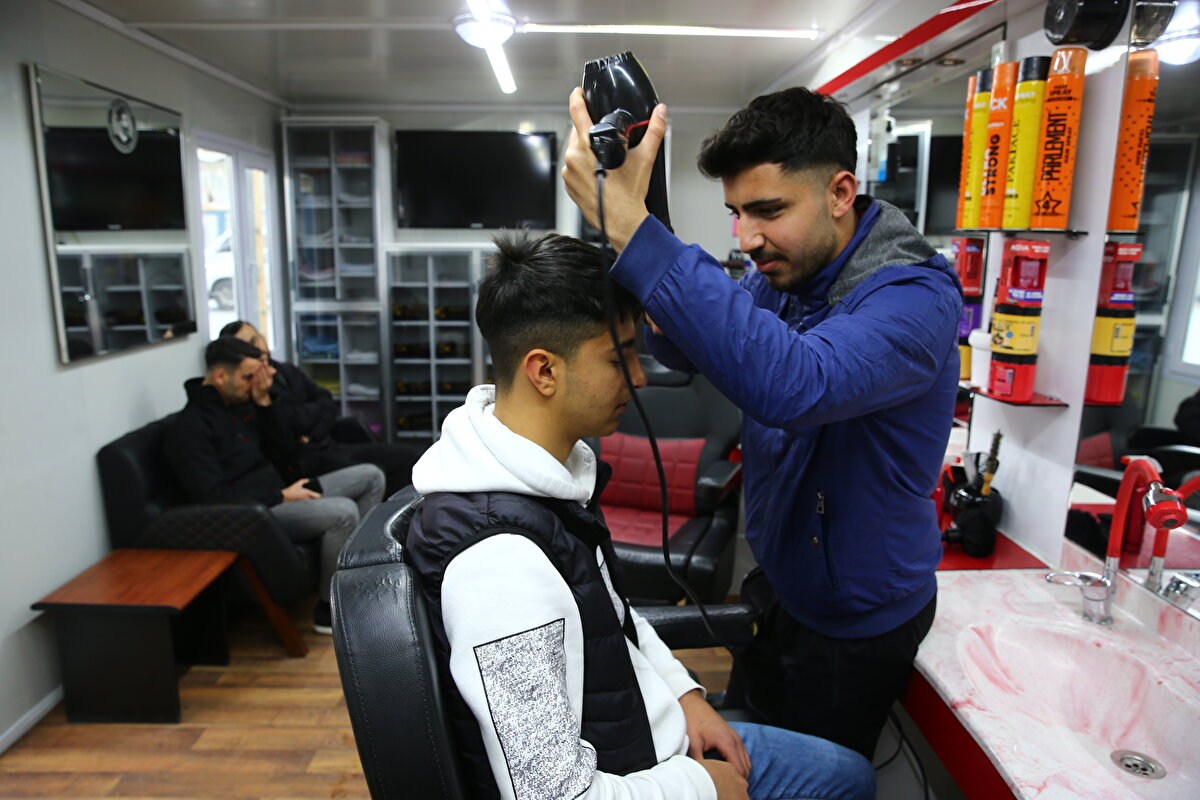 Çiçek, iş yeri sayısının artacağını belirterek, "Adıyaman'da çarşı yapmaya, tüm esnafa dükkanlar oluşturmaya devam edeceğiz. İlk etapta 452 dükkan planlıyoruz. Arkasından 600 dükkan daha eklenecek ve binli rakamlara ulaşmış olacağız." bilgisi verdi.<br><br>