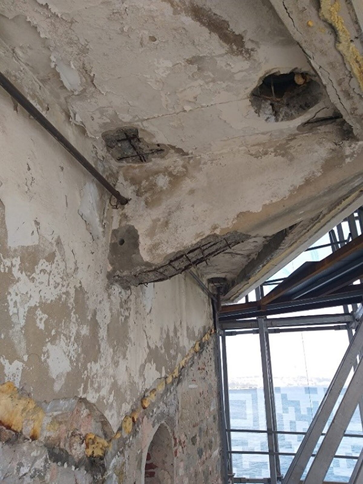 Kız Kulesi'nin çevresine kurulan iskelede restorasyon çalışmaları devam ederken, kulenin kubbe kısmının aslına uygun olarak yeniden ortaya çıkarıldığı ve kaplama aşamasına geçildiği görüldü. Kulenin duvarlarında iskele sökümleri yapılırken, kule ve kale restorasyon çalışmalarına ilave olarak ada çevresinde zemin güçlendirme çalışmaları yapıldığı belirtildi. Ada sınırları hizasında ise ortalama 24 metre derinlikteki ana kayaca ankre çelik-betonarme bütünleşik kazık imalatı yapılıyor. Böylece yapının etrafı olası sarsıntılara, zemin kaymalarına ve diğer oluşabilecek tehlikelere karşı güçlendirildi. <br>