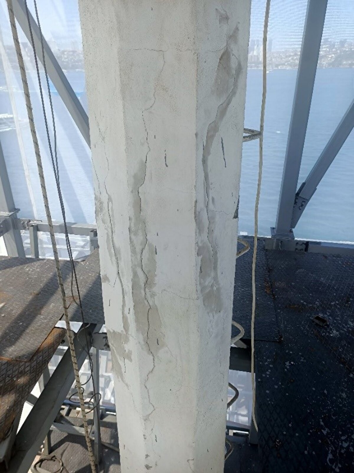 Öte yandan Kız Kulesi'nin restorasyonuna başlanılmadan önce çekilen fotoğraflarda kolon demirlerinin açığa çıktığı, betonunda deniz kumu ve midye kabuklarının olduğu görülüyor. Fotoğraflarda, kulenin külah kısmında bağlayıcılığını kaybetmiş çimento ve korozyona uğramış demirler, bayrak direğindeki hasarlar, döşeme ve kolonlarında deniz kumunun kullanılması ve midye kabuğu, kıyı betonlarındaki hasar ve ayrışmalar dikkat çekiyor. <br>