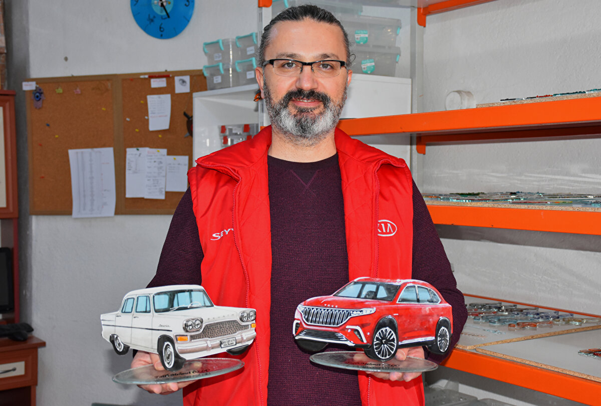 Togg'un ön siparişe sunulmasının ardından bu aracın camdan biblolarına ilginin artırdığını belirten Geçili, "Siparişlerimizi sıraya sokmaya mecbur kaldık. Artan taleplerden dolayı kol gücümüz camları kesmeye yetmemeye başladı. Bu nedenle bir CNC makinesi aldık. Bu makine elmasla yaptığımız çizimi birebir yapıyor ama geri kalan tüm işçilik bize ait. Biz Togg'un ilk çıkan modelini yapıyoruz ama taleplere göre diğer modellerin de yapımına başlayacağız." diye konuştu.