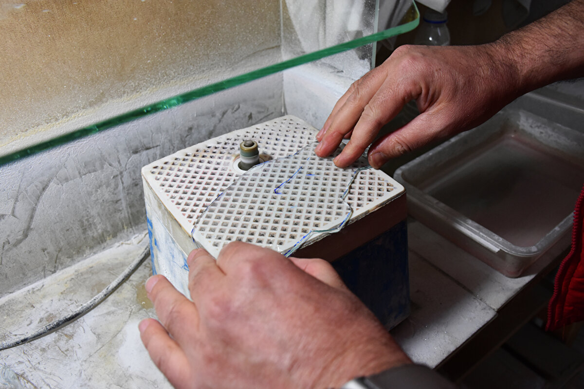 Geçili, cam işçiliğinin ciddi emek gerektirdiğine değinerek, bir Togg biblosu yapımının yarım gün sürdüğünü bildirdi.<br><br>Tamamen yerli üretim yaptıklarını anlatan Geçili, "Türkiye malı camlarımızı Denizli'den aldığımız boyalarla renklendiriyoruz. Bunları elmasla keserek şekillendiriyoruz. Şekillendirdiğimiz ve boyadığımız camları üst üste koyarak 800 derece sıcaklığa sahip fırınlarda pişiriyoruz. Bu işlemin ardından camlar eriyerek birbirleriyle kaynaşıyorlar. Togg bibloları da aynı şekilde yapılıyor." ifadelerini kullandı.