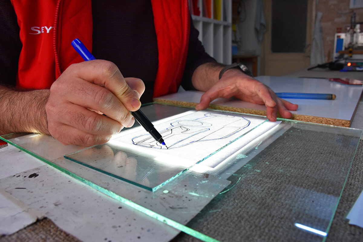 Togg'un ön siparişe sunulmasının ardından yerli otomobilin figürlerine ilginin artması üzerine cam sanatçıları, siparişlere yetişmek için iş yerlerine CNC tezgahı aldı.