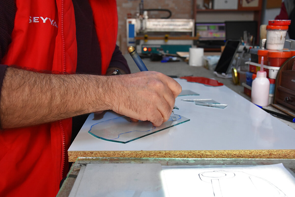 Ahmet Geçili, AA muhabirine, ortakları Taha Yoldaş'ın yaptığı Devrim ve Togg'un C segmenti SUV modelinin işlendiği biblonun, 29 Ekim 2022'de Togg'un Gemlik Kampüsü'nün açılışında Devrim'in kaputunun üzerinde sergilendiğini hatırlattı.