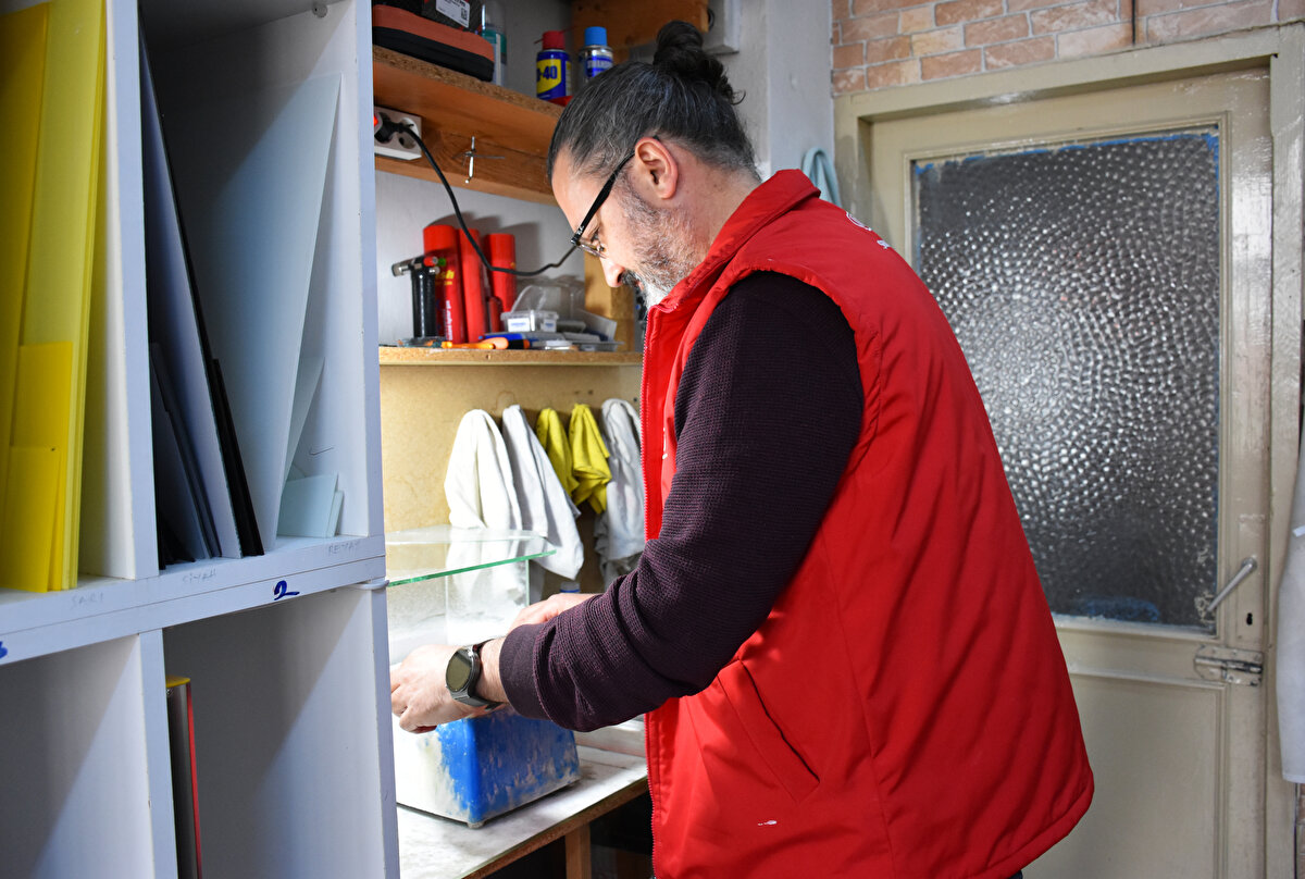 Cam sanatçısı Taha Yoldaş da yaptığı işten gurur duyduğunu belirtti.<br><br>Togg'un lansmanındaki "Anadolu" rengini imal ettiklerini dile getiren Yoldaş, gelen siparişler doğrultusunda "Gemlik" ve "Pamukkale" renklerinde biblolar üreteceklerini ifade etti.