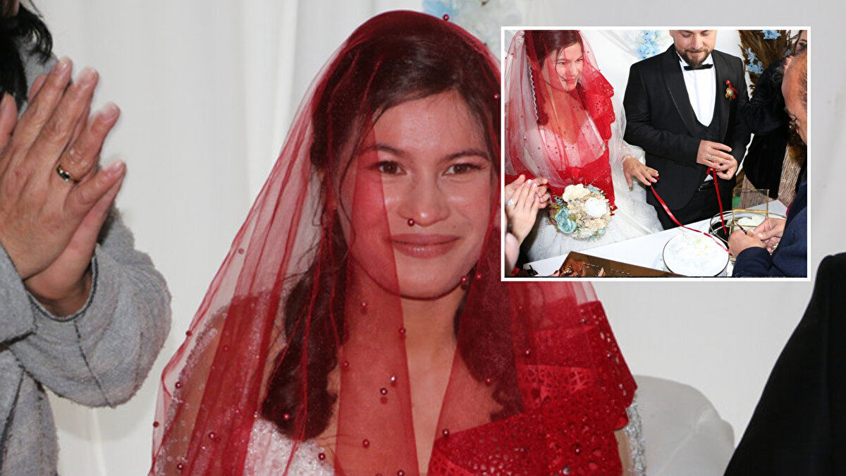 Alanya'da 2012 yılından beri bir otelin resepsiyonunda çalışan Mehmet Salih Babat, 5 yıl önce Almanya'dan tatil için ilçeye gelen Deborah Kölle ile tanıştı.<br><br>5 yıl süren arkadaşlığın ardından Babat, Kölle'ye evlenme teklifinde bulundu. Kölle de Babat'ın teklifini kabul etti.