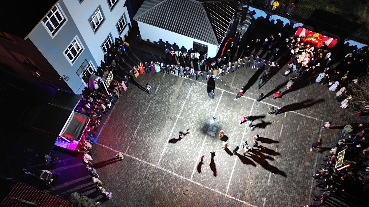  Yöresel kıyafet giydiler<br><br>3 gün 3 gece süren düğünde gelin ve akrabaları yöreye özgü kıyafetler giydi, halay çekti, şarkılar söyledi, dengbejlerin seslendirdikleri "stran" adı verilen türküleri dinledi.<br>