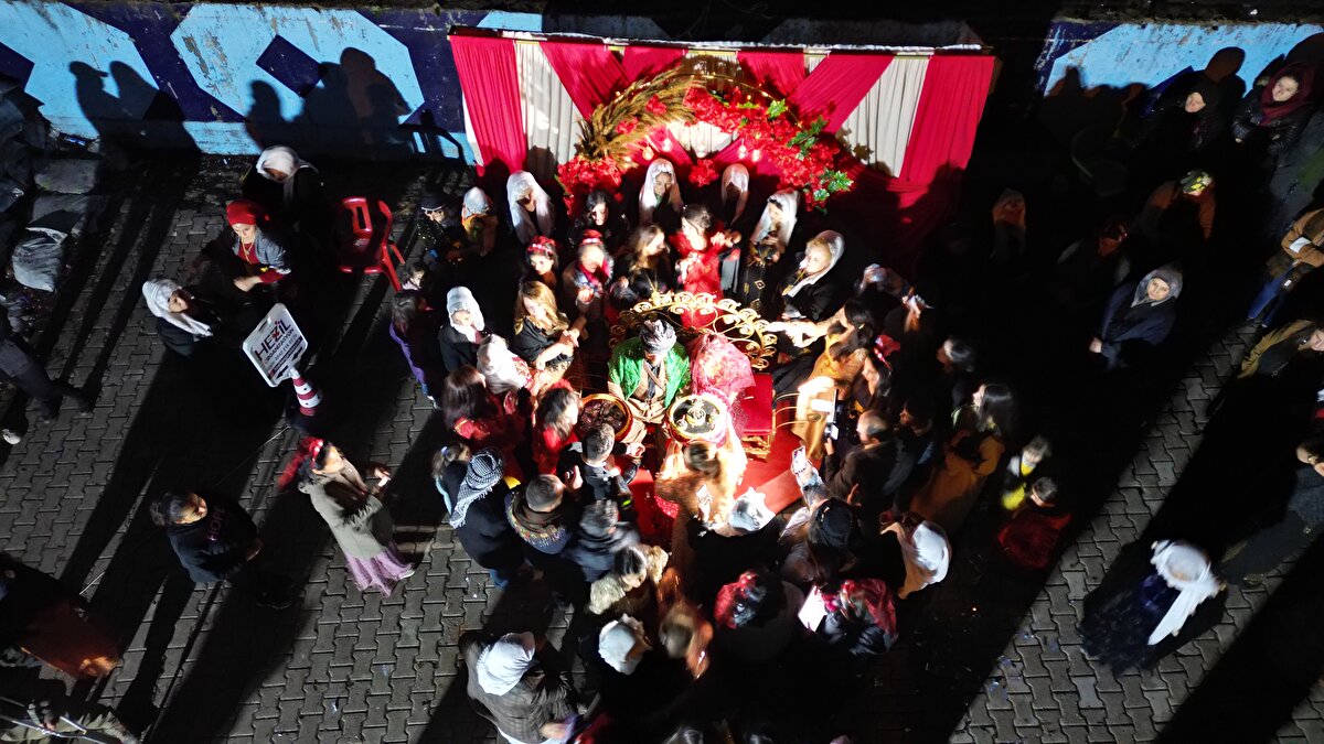 Çift, damat Babat'ın ailesinin yaşadığı Uludere ilçesine bağlı Hilal beldesindeki evlerinin bahçesinde yöreye özgü geleneklere göre yapılan kır düğünü ile evlendi.