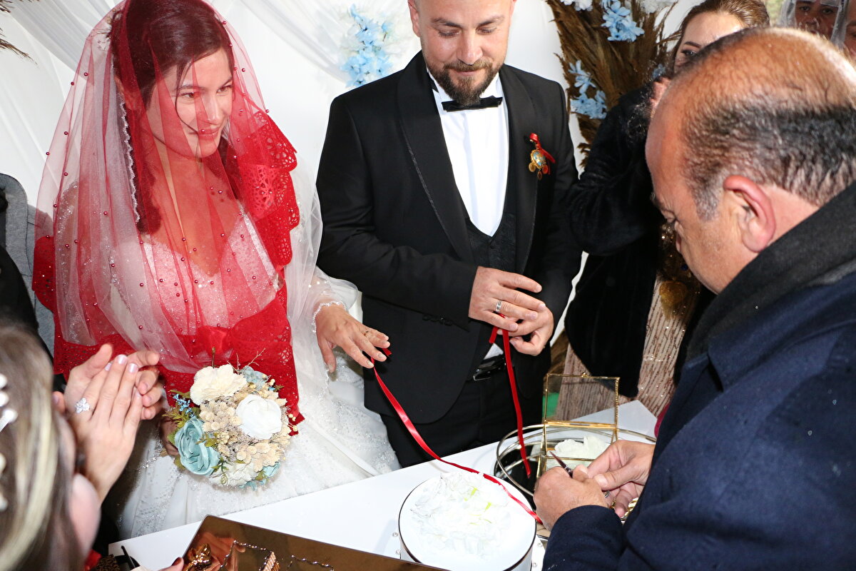 Deborah'ın Şırnak'ın doğasını ve insanlarını çok beğendiğini söyleyen Babat, "Köyümüze götürdüm orayı da çok beğendi. Ailesinden 9 kişi Almanya'dan düğün için Şırnak'a geldi. Onları ailemle tanıştırdım, çabuk kaynaştılar. Böyle ummuyordum. Yöresel kıyafetlerimizi de çok beğendiler. Baldızım, annesi ve eşimin teyzesi de yöresel kıyafet giydi." dedi.<br><br>Gelinin kardeşi Heıko Kölle, İngilizce, Şırnak'ı ve yöresel kıyafetleri çok beğendiklerini, bu giysilerin çok rahat olduğunu belirtti.<br><br>Gelinin yeğeni Mark Kölle de babasının Alman, annesinin Filipinli olduğunu, Almanya'da doğup büyüdüğünü söyledi.<br><br>Şırnak'ta insanların çok misafirperver olduğunu dile getiren Kölle, burada olmaktan memnuniyet duyduğunu ifade etti.<br><br>Kentte çok güzel fotoğraflar çektiğini, şarkılar söylediklerini anlatan Kölle, "Dengbejlerin şarkıları çok hoşumuza gitti. Bizde de buna benzer kültürler var." diye konuştu.<br><br>Düğüne katılan Hilal Belediye Başkanı Cevher Benek de çifti tebrik ettiklerini belirterek, düğünün hayırlı olmasını diledi.<br><br>Benek, Avrupa'dan gelin aldıkları için mutlu olduklarını ifade etti.