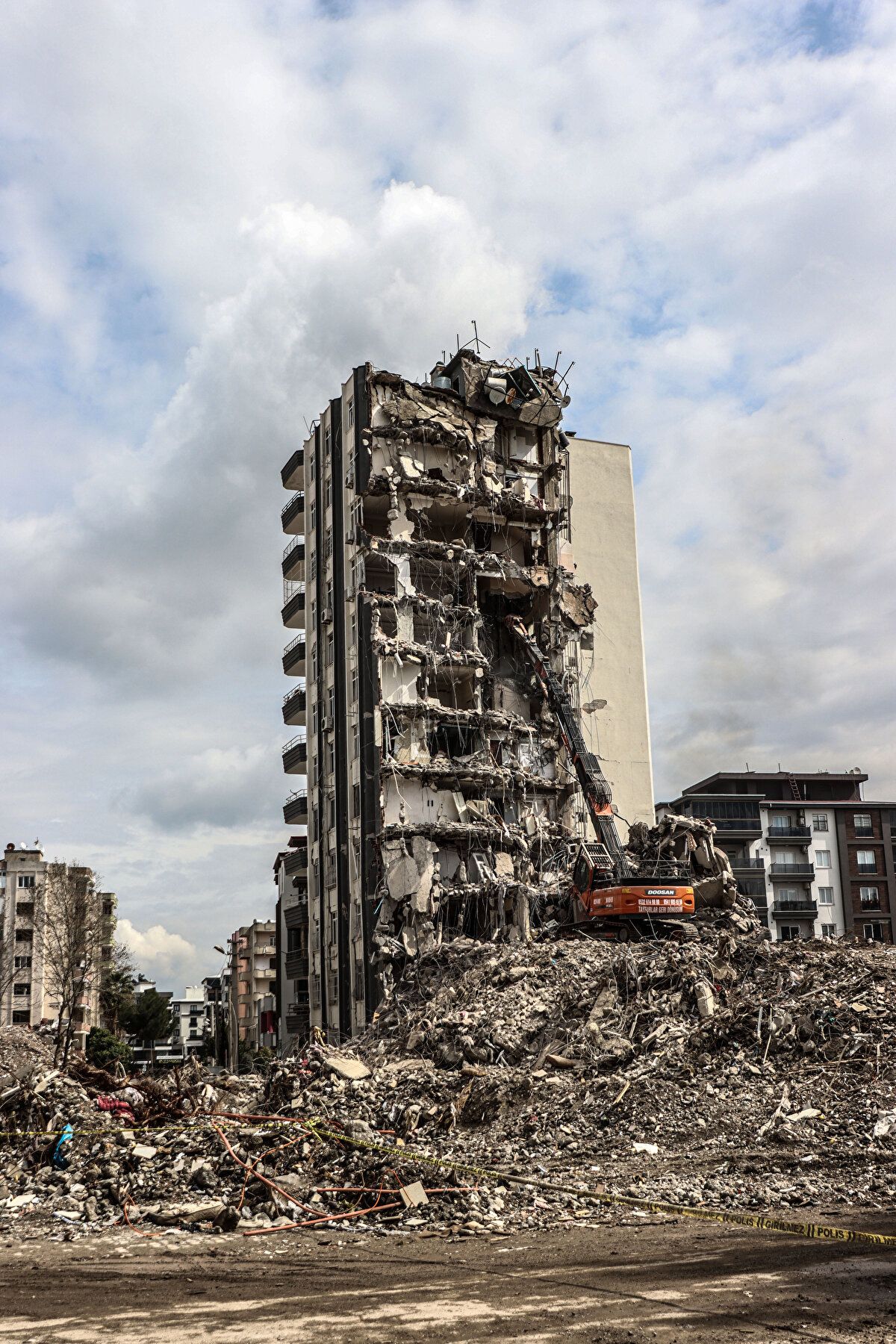 Komisyonda sunum yapan Yapı İşleri Genel Müdürü Aslan, 6 Şubat'taki Kahramanmaraş merkezli depremlerin hemen ardından hasar tespit çalışmasının başlatıldığını, 7 Şubat'ta 2 bin personelin tüm deprem bölgesinde konuşlandığını ifade etti.<br><br>Depremlerin ardından 11 ilde etkililik alanının ilan edildiğini belirten Aslan, 11 ilin yanı sıra talepte bulunan 9 ilde de hasar tespit çalışmasının yürütüldüğünü kaydetti.