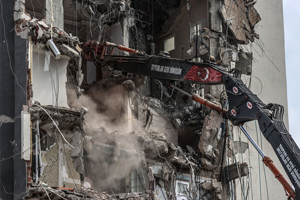 Depremin hemen ardından bölgede yapım aşamasındaki binalara ilişkin de inceleme yaptıklarını dile getiren Aslan, normalde afetlerde hasar tespit çalışmalarında natamam yapıların incelemesinin yapılmadığını ancak bu afetin başka bir afet olduğunu, bu yüzden natamam binaların da incelendiğini aktardı.<br>