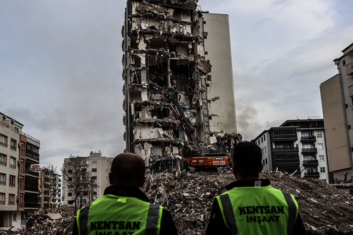 Kotan, kentsel dönüşüme 12 yılda toplamda 32 milyar lira para harcandığını, 3 milyon konutun da dönüşümün sağlandığını söyledi. Kotan, "Bu elimizdeki kaynaklarla hiç fena rakamlar değil ama ülkemizde dönüştürülecek bina sayısına baktığımızda bu yeterli mi, değil." dedi.<br><br>Sadece kentsel dönüşümü yapacak bir kurum ve birime ihtiyaç olduğunu vurgulayan Kotan, "Afet bakanlığı tartışılıyor, böyle bir bakanlık olacaksa mutlaka kentsel dönüşüm ve afet bakanlığı olmalı." diye konuştu.