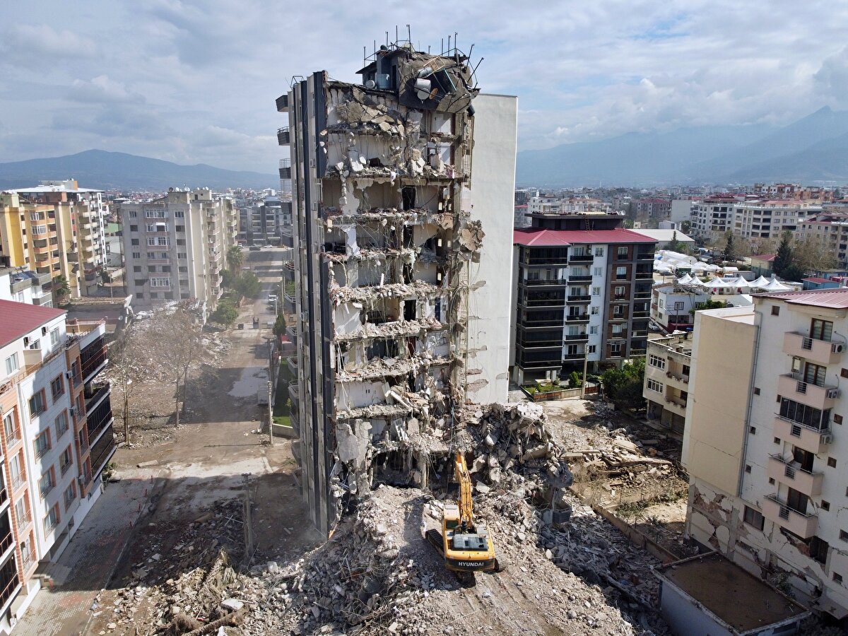 2000 yılından önceki binaların bir çoğunun projelerini elde edemediklerini söyleyen Aslan, buna ilişkinde bir AR- GE çalışmasının başladığını duyurdu. Aslan, "Binada birtakım değişiklikler meydana gelmiş ama ruhsatsız meydana gelmiş. Bunlara ilişkin, nasıl çözeceğimize ilişkin bir AR-GE yapıyoruz. En kısa sürede hayata geçiririz." dedi.<br><br>Deprem bölgesinde, yapı denetimli olup orta ve üzeri yapısal hasar alan 216 bina bulunduğunu söyleyen Aslan, yapı denetimin 2001 yılında getirildiğini ancak 81 ilde eş zamanlı uygulanmadığını kaydetti. 19 pilot ilde yapı denetiminin uygulanmaya başlandığını ifade eden Aslan, "Depremden etkilenen 11 ilimizden Gaziantep, Adana ve Hatay bu illerdendi. Adıyaman, Kahramanmaraş, Malatya, Şanlıurfa, Diyarbakır gibi iller 2011'den itibaren yapı denetime geçti. Bunları '10-15 yaşında bir bina etkilendi, bu yapı denetimliydi neden böyle oldu?' sorusuna açıklık getirmek için söylüyorum." diye konuştu.