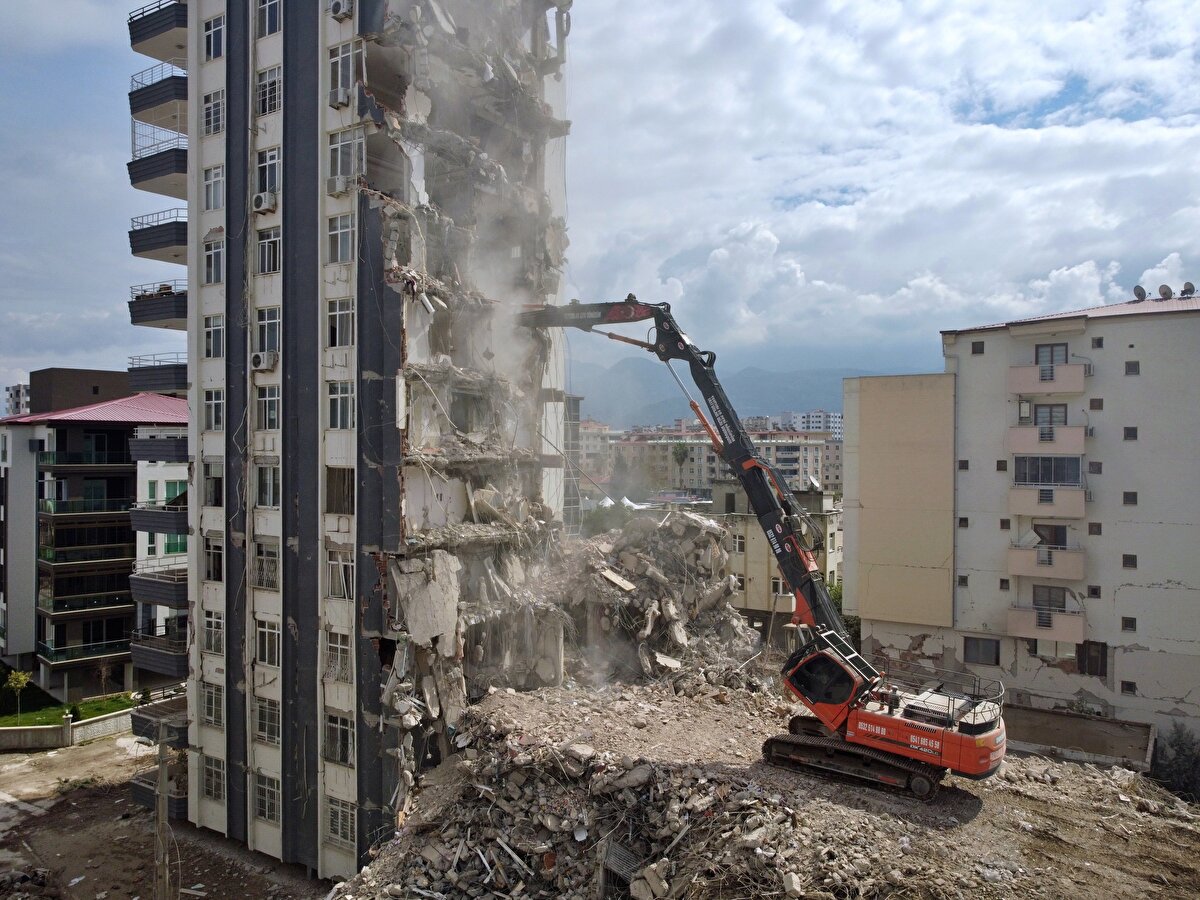Altyapı ve Kentsel Dönüşüm Hizmetleri Genel Müdür Yardımcısı Suna Kotan, riskli yapılarda dönüşümü aksatan konuların başında, dönüşümün yargıya taşınması olduğunu işaret etti.<br><br>"Kentsel dönüşümde davalar o kadar uzun sürüyor ki ciddi anlamda dönüşümü sekteye uğratıyor." diyen Kotan, kentsel dönüşüm konusunda ihtisaslaşmış mahkemelere ihtiyaç olduğunu, bu konunun acilen çözülmesi gerektiğini vurguladı. Bazı vatandaşların dönüşümden zengin olma gibi bir düşüncesinin olduğunun altını çizen Kotan bu konuda algının kırılması gerektiğini söyledi.<br>