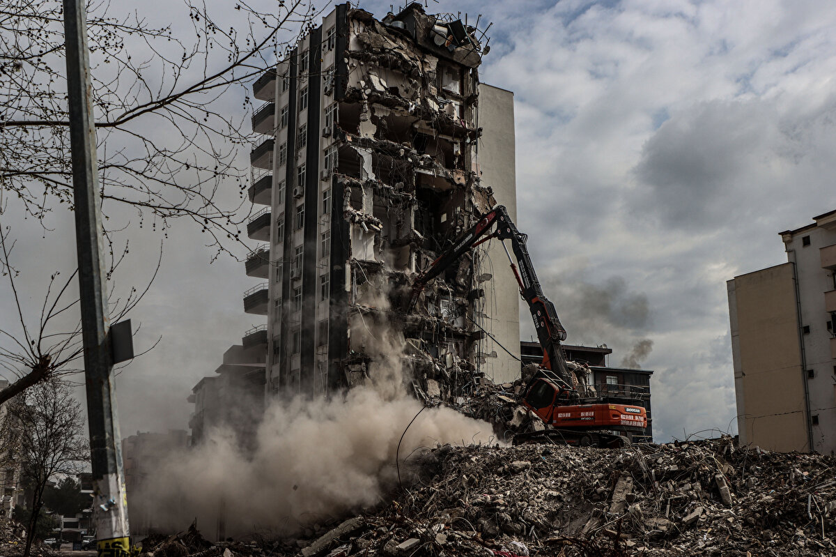 Aslan, beş yılda bir uyggulanacak denetim sisteminin de uygulanmakta olan yapı denetim sisteminde olduğu gibi elektronik dağıtım usulüyle gerçekleştirileceğinin bilgisini verdi. Bu konuyla ilgili İstanbul'da Yeşilyurt Apartmanı'nın çökmesinin ardından AR-GE çalışmasına başladıklarını bildiren Aslan, bina kimlik sistemi ile beş yılda bir denetim sisteminin pilot uygulandığını; basın tanıtımını 7 Şubat'ta yapmayı planladıklarını ancak 6 Şubat'ta depremin olduğunu aktardı.<br>
