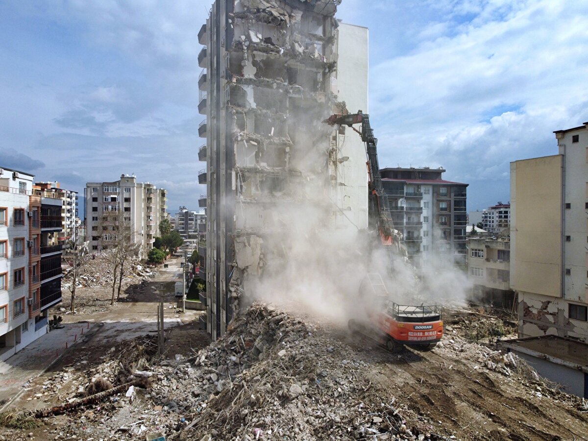 Kentsel dönüşümde kira yardımı, faiz desteği gibi desteklerin verildiğini anımsatan Kotan, sabit gelirli, emekli kesimin olduğu yerlerde yapılan yardımların yeterli olmadığını belirterek şöyle devam etti:<br><br>"Ekonomisi iyi olmadığı için gidip kredi çekemiyor. Verdiğimiz kira desteği yetmeyebiliyor. Dolayısıyla bir şekilde ekonomik bakımdan güçsüz olan kesimlerin olduğu yerlerdeki dönüşümlerde, yardımları artıracak finansman modeli oluşturmak lazım. Dolaylı kaynaklar bir yere kadar getiriyor işi. Doğrudan belki bir bütçe ayırarak yapmak lazım. Belki de maliyecilerle bunu konuşup kentsel dönüşümde yeni argümanlar nasıl yaratırız, asıl önemli konu bu. Kentsel dönüşümün finansman boyutunu çözdüğümüz zaman dönüşümün yapılmaması gibi bir şey olamaz."
