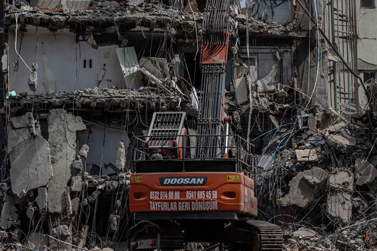 Milletvekillerinin sorusu üzerine Aslan, 2007 yılından bu yana kaynağında denetim yapıldığı, yapı malzemesi üretim tesislerinin yılda 4-5 kez denetime tabi tutulduğunun bilgisini verdi. Beton santrallerine yılda en az 8 kez ani denetimler yapıldığını söyleyen Aslan bu denetimlerin daha sıklaştırılması önerisine katıldığını bildirdi.<br><br>Milletvekillerinin, betonun takibinin yapılması için beton numunelerine yerleştirilen çiplerde istismar yaşandığını söylemesi üzerine Aslan, "Çipteki istismar şuydu: e-Devlet şifresiyle, T.C. kimlik numarasıyla giren denetçi ona göre bakardı. T.C. kimlik numarasının birbirlerine verildiğini duyduk. Bu hiç beklenmeyecek bir şeydir ama bunu duyduk. 5,5 ay öncesinin olayı. Buna ASELSAN ile birlikte farklı bir sistem getirdik, sadece koordinat atama değil, IP atama gibi. Kendi telefonu sisteme giriş yaptığında o nerede, bunu anlayacak bir sistem geliştirdik. 40 gün önceydi, bunu devreye koyduk. O istismarı kapattık." açıklamasında bulundu.