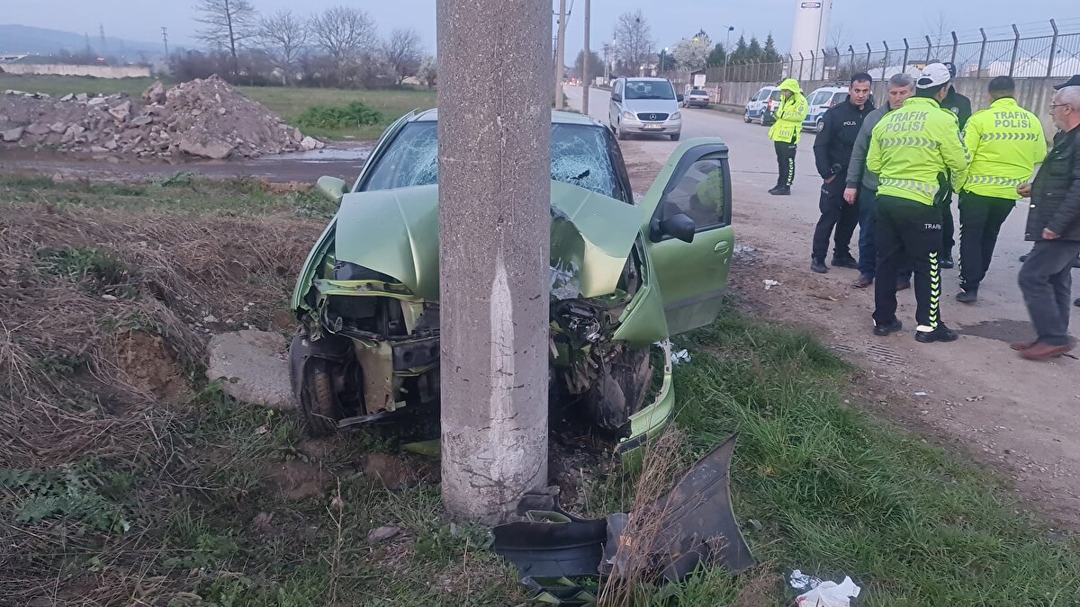 Kazayı görenlerin ihbarı üzerine bölgeye polis, itfaiye ve acil sağlık ekipleri geldi.