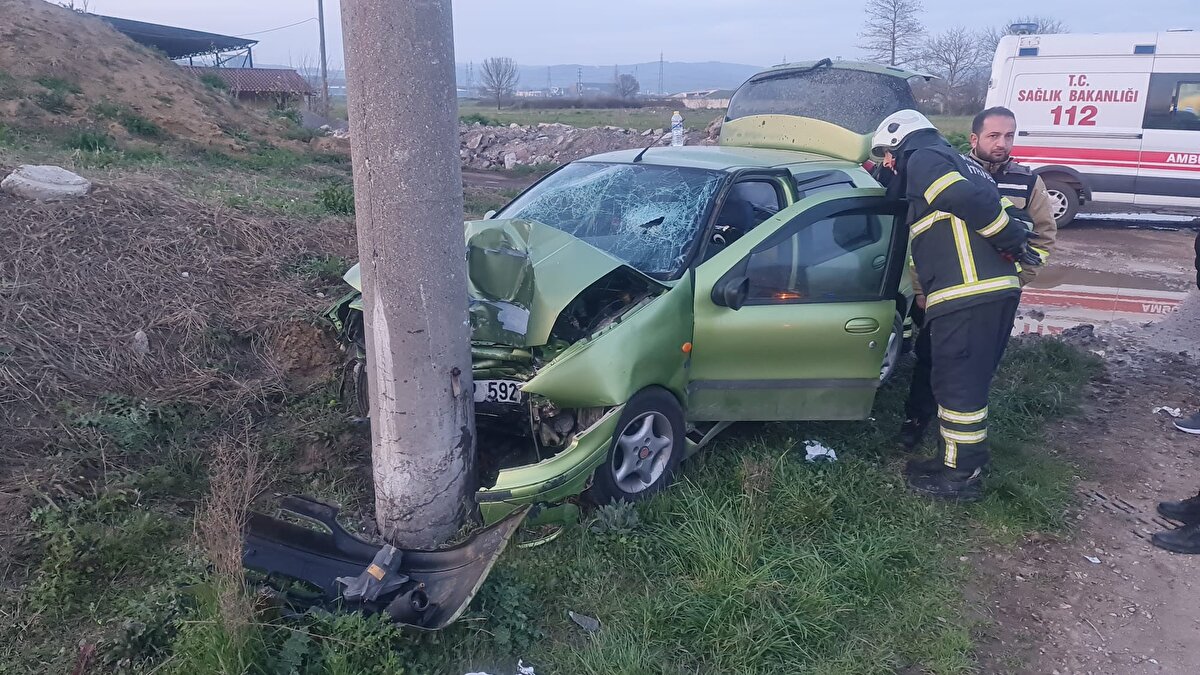 İtfaiye ekipleri, araç içerisinde sıkışan sürücü K.A., eşi H.A. ve çocukları A.A. ile Z.A.'yı bulundukları yerden çıkardı.