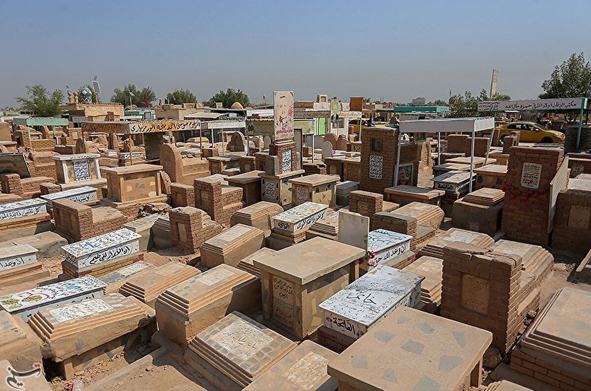Kimi kabirlerin ev şeklinde yapıldığı mezarlıkta, kimileri kümbet, kimileri ise adeta minyatür bir cami görünümünde.