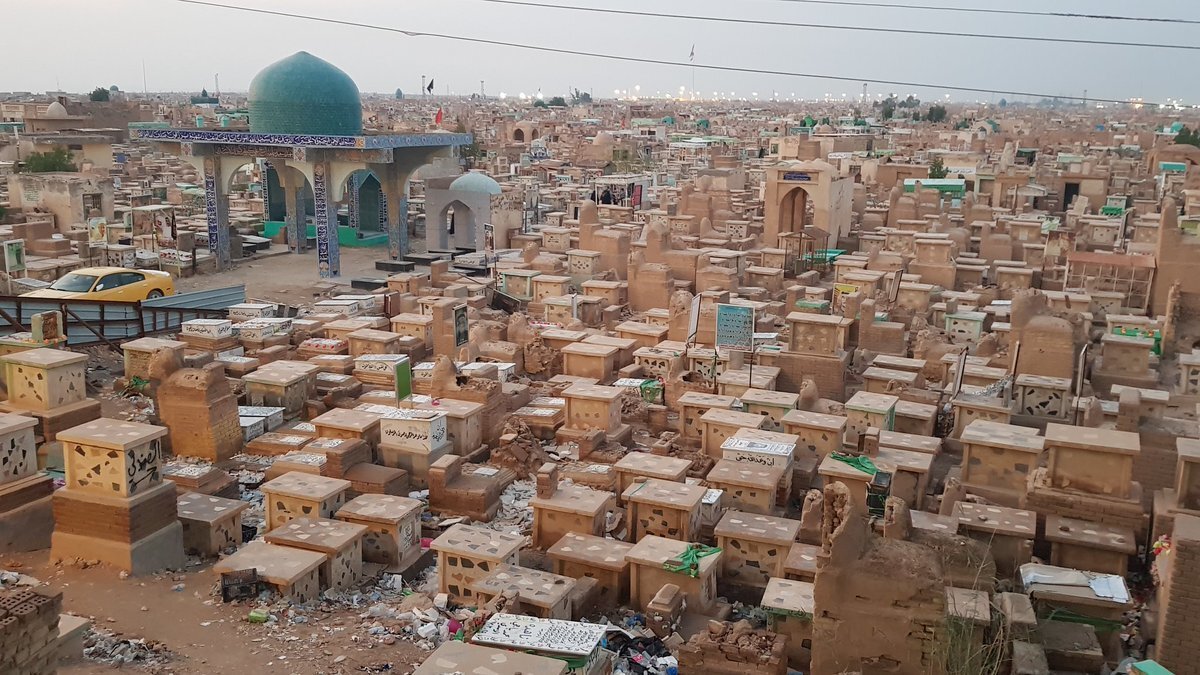 Irak Savaşı sırasında günde yaklaşık 200 ila 250 naaşın gömüldüğü tahmin edilen mezarlığın altında kazılan yüzlerce tünel ve dehlizin, gerilla savaşları senaryolarının oynandığı yer haline geldiği söylenir.