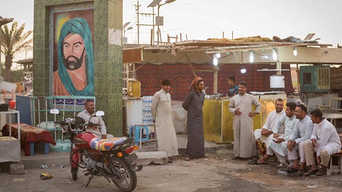 14 yüzyıl boyunca yaşama ve ölüme sessiz tanıklık eden mezar taşlarının göz alabildiğine uzandığı bu kasvetli genişlikte gözyaşı ve dualar, günlük hayatın alışılagelmiş bir unsuru.