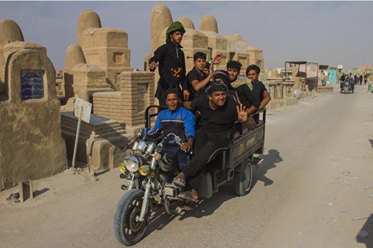 Bu devasa defin yerinde mezarlığa gelenler, araçlarıyla yahut bisiklet ve motosikletlerle kabirlere gidiyor. Araçla mezarlığın bir ucundan diğer ucuna gitmek ise yarım saati aşıyor.