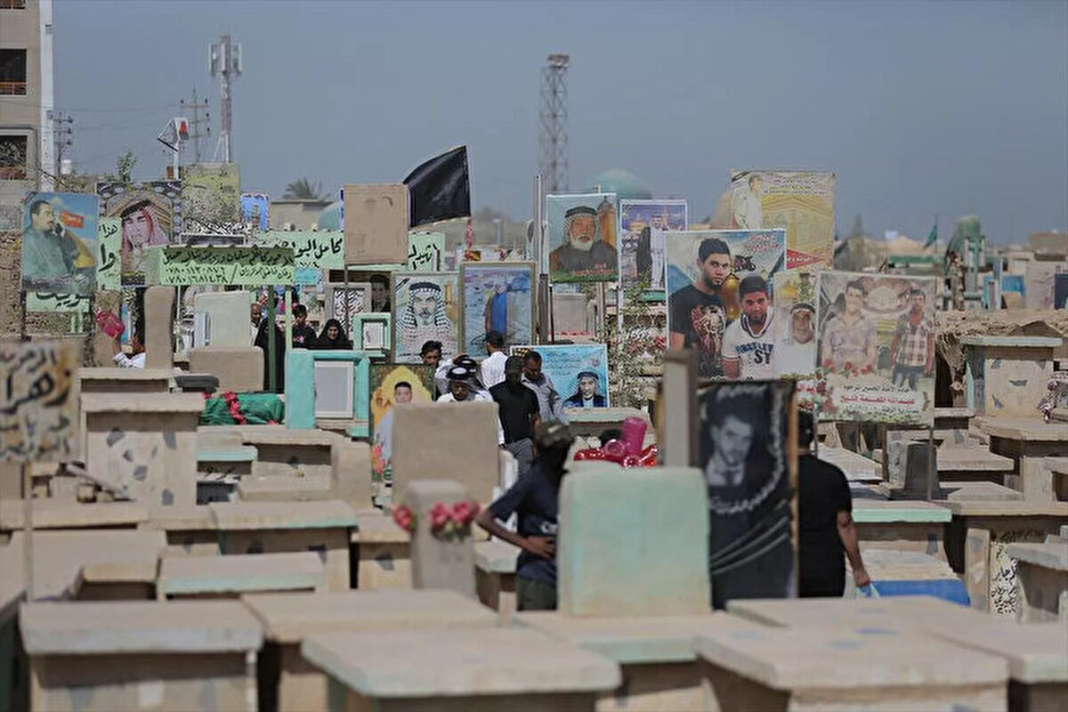 Genellikle fırınlanmış tuğla ve sıva ile inşa edilmiş, bir kısmı Kur’ân-ı Kerîm hatlarıyla süslenmiş mezarlıktaki kabirlerin çoğunda ölen kişilerin fotoğrafları yer alıyor.