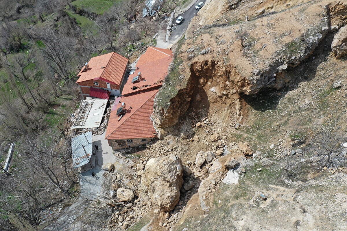 <br>39 haneli İncirli'de deprem nedeniyle 34 ev ya yıkıldı ya da ağır hasar aldı. Yuvarlanan kayalar bazı evlerin çatılarını yıkarak içeri girdi, bazılarının ise duvarlarını yıkıp geçti.