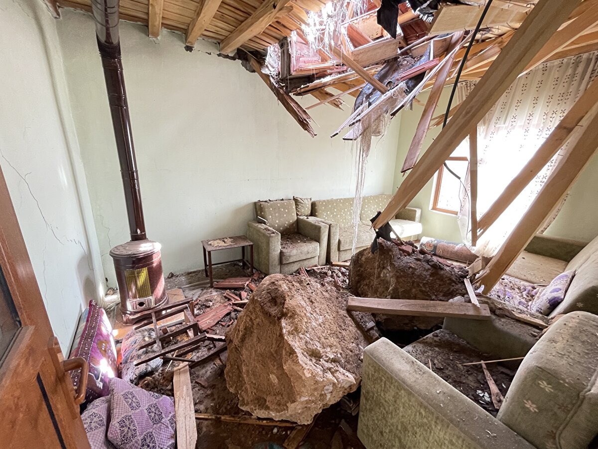 Köyün, fay hattının geçtiği arazilerinde oluşan yarıklar ve dağdan kopan dev kayalar, depremin boyutunu gözler önüne seriyor.<br>