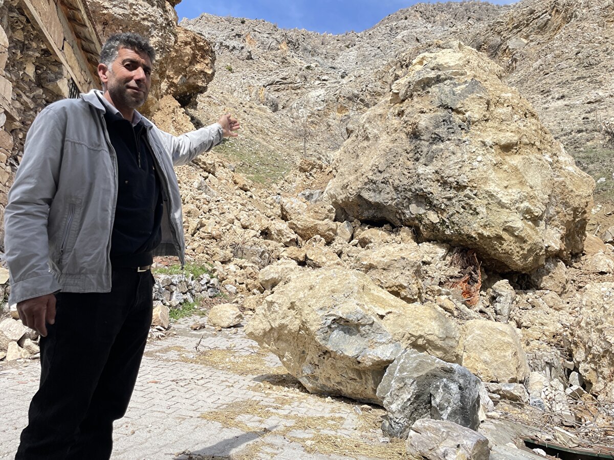 Ekrem Atmaca ise düşen kayalardan kaçarak güvenli alanlara sığındıklarını dile getirdi.<br><br>Depremin hemen ardından yıkılan evlerin enkazındaki yakınlarını çıkarmak için büyük uğraş verdiklerini aktaran Atmaca, "Çok zordu, kar, fırtına vardı. Kayalar geliyordu, ev ve araçların üzerine düştü. Bazı otomobilleri yoldan attı. 45 yaşındayım, böyle bir deprem görmedim." ifadesini kullandı.<br>