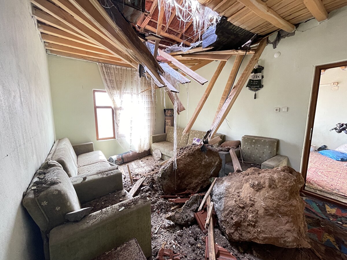 "Daha önce böyle bir şey görmedik"<br><br><br>Koç, depremde dağdan gelen sesin ürkütücü olduğunu vurgulayarak şöyle konuştu:<br><br>"Daha önce böyle bir şey görmedik, duymadık, çok büyük bir sarsıntıydı. Allah bizi korudu, buradan nasıl canlı çıktık biz de anlamadık. Bütün evler yıkık durumda. Bazı evlere kaya girdi, bazılarını da yıkıp geçmiş. Bazı kayalar iki ev kadar var. Evin arka duvarlarını kaya sıkıştırarak yıkmış. Deprem gecesi öyle bir uğultu vardı ki böyle bir şey görmedik. Depremden çok, dağlardan gelen seslerden, kaya parçalarından korktuk. Evden çıktığımızda etrafımızdan araba büyüklüğünde kayalar geçiyordu."