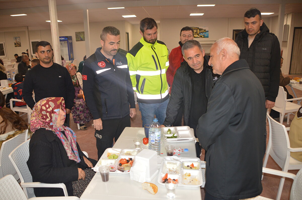 Antakya ilçesinde yaklaşık 1500 kişinin barındığı Katar Türkiye Kardeşlik Konteyner Kenti`nde sahura kalkan vatandaşlar, ramazana ulaşmanın mutluluğu ile evlerini ve yakınlarını kaybetmenin hüznünü birlikte yaşadı.<br>