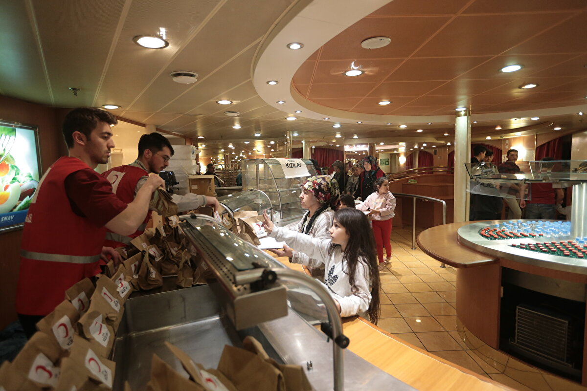 İskenderun Limanı`nda demirli bulunan MSC AURELIA gemisinde ağırlanan depremzedeler de ilk sahuru bu gemide yaptı.<br>