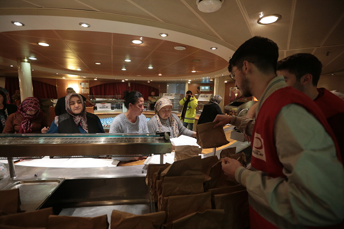 Kızılay tarafından dağıtılan yiyeceklerle sahurlarını yapan vatandaşlar dua ederek oruca niyetlendi.<br>