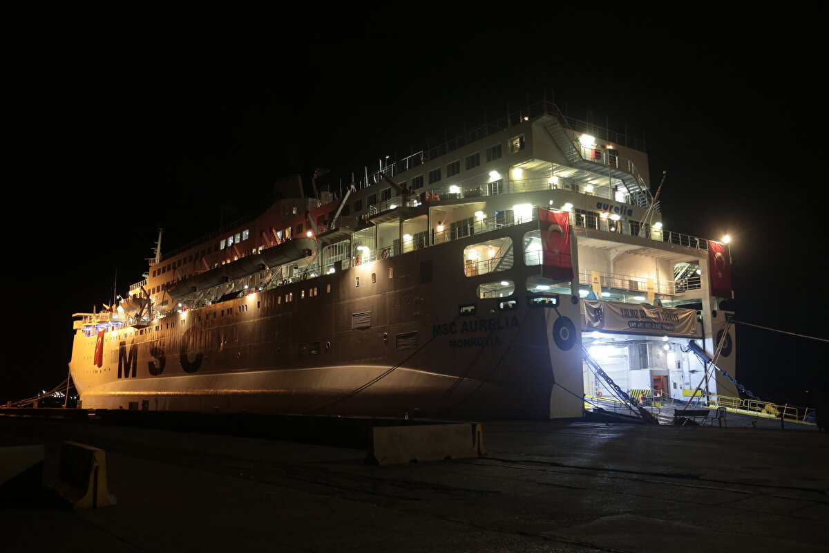 Koordinatör vali olarak görevlendirilen Kırşehir Valisi Hüdayar Mete Buhara da Yunus Emre Mahallesi`nde kurulan konteyner kentin yemekhanesinde depremzedelerle sahurunu yaptı.<br>