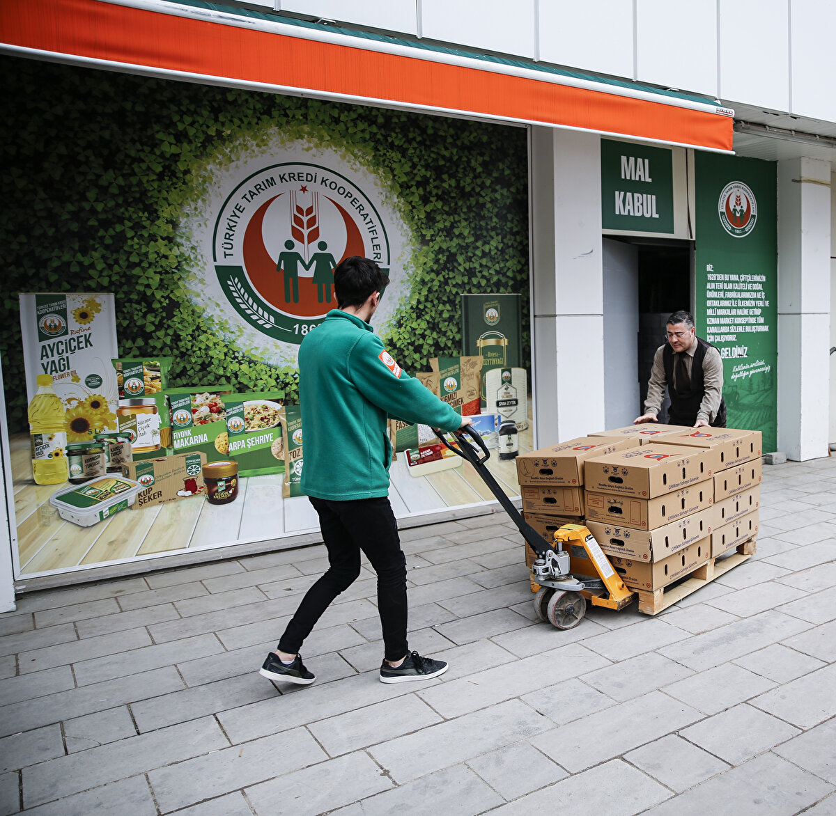 Hüseyin Elibol ise kampanyayı çok güzel bulduklarını belirterek, "Kasaplarda 280 lirayken burada gayet normal. Allah razı olsun." ifadelerini kullandı.<br><br>