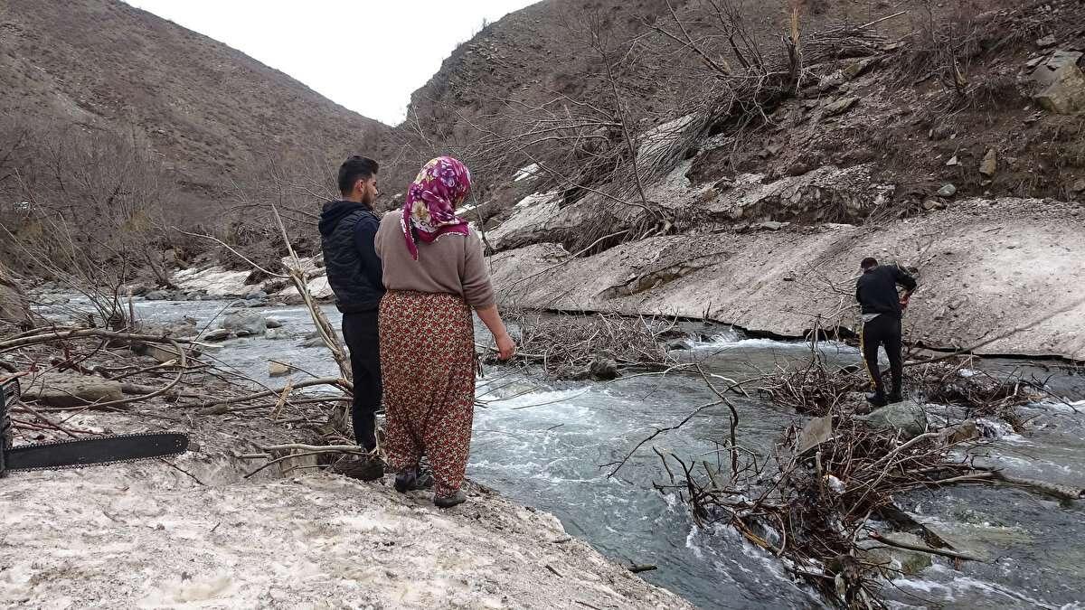 İki gün süren çalışmalarla yer yer 5 metreyi bulan kar kütleleri temizlenerek yollar ulaşıma açıldı.
