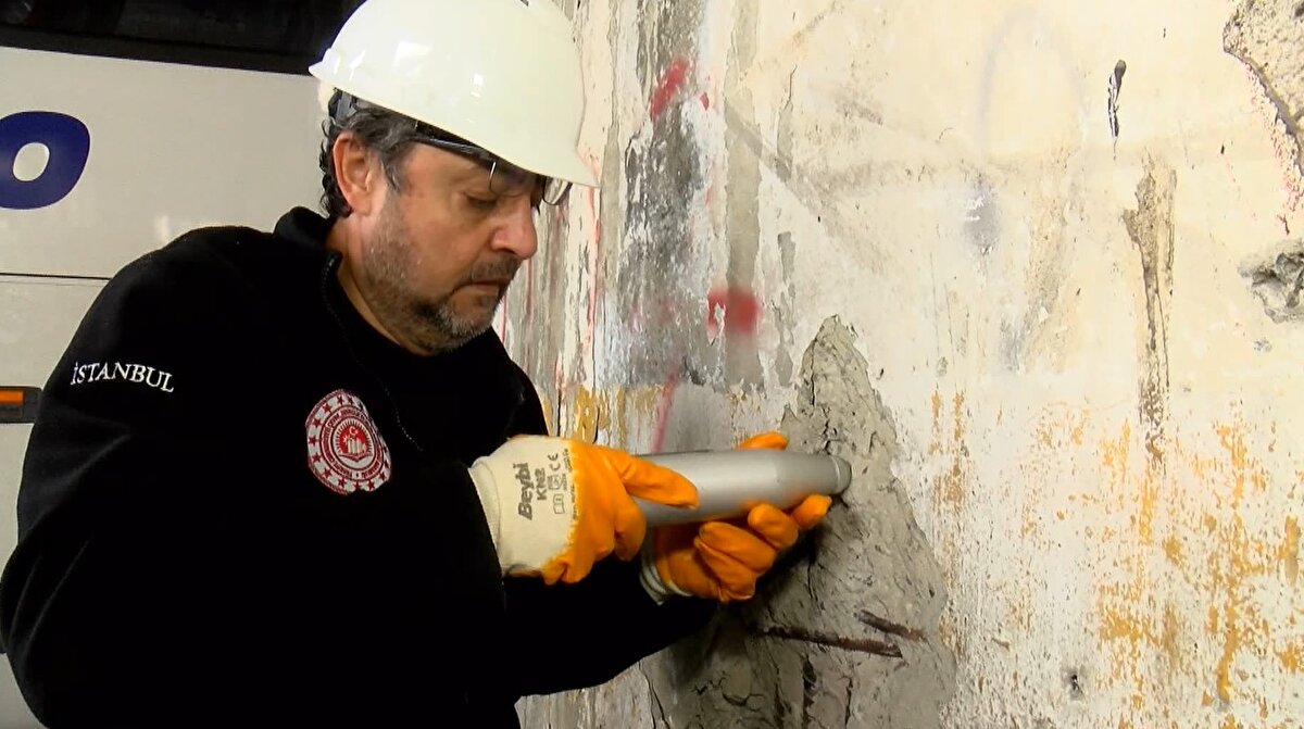 Bayrampaşa'daki 15 Temmuz Demokrasi Otogarı'nı taşıyan beton kolonlardaki paslanmış demirler, dökülmüş ve yarılmış beton yapılar görüntüleri üzerine Çevre Şehircilik ve İklim Değişikliği Bakanlığı İstanbul İl Müdürlüğü inşaat mühendisleri, otogarda inceleme yaptı.
