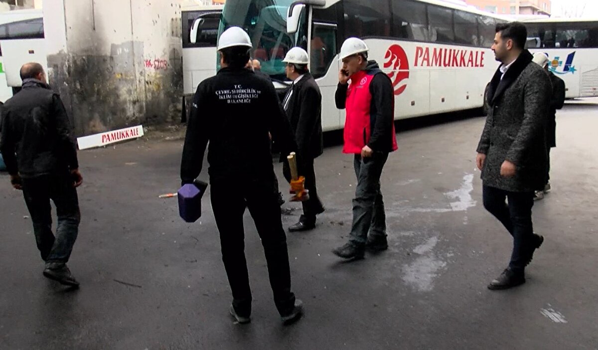 Kolon sıklaştırma bölgelerini inceleyen ekipler, donatıların durumunu ölçerek performans analizlerini tamamladı. Ekipler, betonun genel durumuna bakmak için önce kolonların üzerindeki pas payını döktü ardından da sağlam betona ulaşarak dayanımı ölçtü. İncelemelerini tamamlayan ekipler, korozyonun ciddi boyutta olduğunu belirtti. <br>