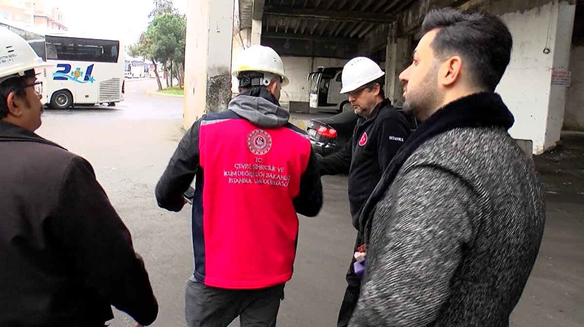 Fahrettin Beşli, "2019 yılında burayı devir aldığımız zaman, sağlam ve sorunsuz olan her yerin boyaması yapıldı. Özellikle bu bölgede kırık alanlar ile karşılaşınca çalışmayı durdurduk. O saatten sonra buranın depremselliği ile ilgili çalışmalara başladık. Gördüklerinizin bir kısmını biz kırdık. 2 yıl öncesinden itibaren birçok kilit noktada karotlar ve numuneler alındı. Bu numunelerin çalışması ve raporlanmasının ardından uygulama aşamasına gelindi. Emin olana kadar trafiğe kapattığımız bir köprü, bir tane rampa var. Tereddüt ettiğimiz pas payı kabarmış, dökülmüş yerlerin hepsi gözle görülür şekilde açık. İnsanların haklı olarak görselden etkilenerek endişeleri var. İçimiz rahat. Raporun neticesindeki uygulama ile ortaya çıkacak" diye konuştu.