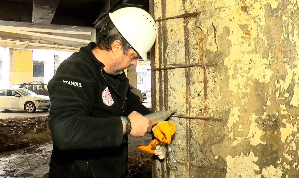 'MALİYETİ YÜZDE 40'IN ÜZERİNE ÇIKTIĞI AN YENİDEN YAPILMASI DAHA UYGUN'<br>Çevre Şehircilik ve İklim Değişikliği Bakanlığı İstanbul İl Müdürlüğü inşaat mühendislerinden Seçkin Temirak, "Ciddi derecede bir korozyon görülüyor. Ciddi bir inceleme yapılması gerekiyor. Görünür yerlerde korkunç derecede korozyon var. Burada bu kadar korozyon varsa diğer yerlerde de olur. Açılıp hepsinin tek tek kontrol edilmesi lazım. Hem karot alınması gerek, korozyon oranının tespit edilecek. Projesine göre donatılarının uygun olup olmadığına bakılacak. Sonrasında performans analizi yapılarak yapının can güvenliğini sağlayıp sağlamadığı ile ilgili rapor düzenlenecek. Güçlendirme ihtiyacı olan kısımlarda, eğer maliyet olarak yeniden yapım maliyetinin yüzde 40'ının altında olması durumunda güçlendirme yapılabilir. Ama yüzde 40'ın üzerine çıktığı anda yıkılıp yeniden yapılması daha uygun olacaktır" diye konuştu.