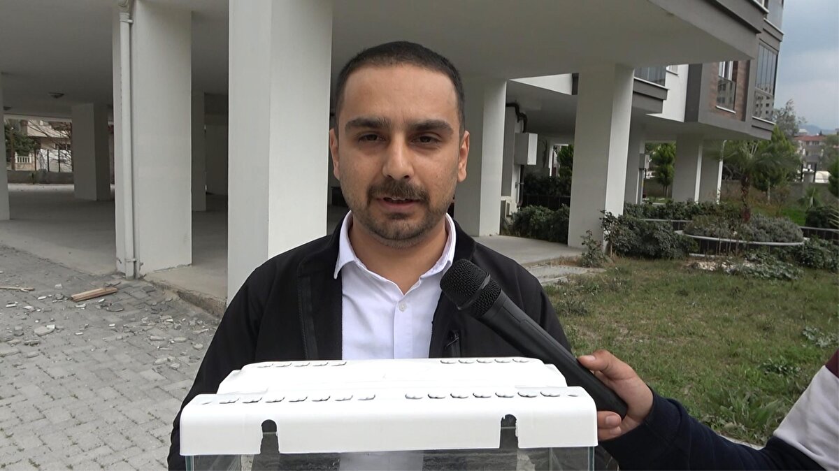 Adana'da petshop işleten Emrah Kösedağ, balıkların su içerisinde olduğu sürece 2 aya kadar yaşayabildiğini belirterek, "Uzun süre depolarda unutulmasına rağmen yaşayan balık türleri var. Bu Japon türü de uzun süre yaşayabiliyor. Bu balıklar, vücut yağlarının erimesiyle hayatta kalabiliyorlar. Su seviyesinin düşük olması, oksijene daha kolay ulaşabilir hale getirmiş olabilir. Suyun temiz kalmasıyla bakteri oluşumu artmaması hayatta kalmış olmalarına yardımcı olmuş olabilir" dedi.<br><br>