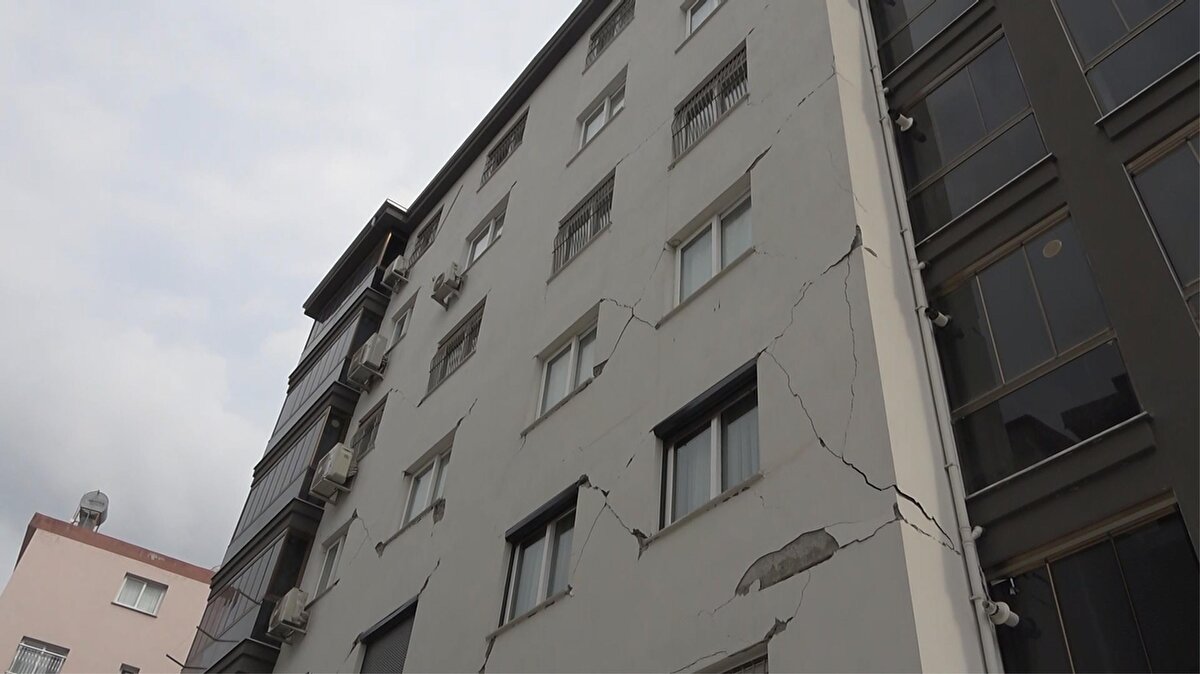 Gökhan Akyürek, "Osmaniye Belediyesi'nde çalışıyorum. İlk günden bu yana vatandaşlara hizmet götürebilme adına sahalarda çalışıyorum. Evime ise tam 44 gün sonra çıkmayı başarabildim. Çünkü bölgede, birçok ev hasar aldı ve birçok bina yıkıldı. Çok sayıda personel arkadaşımızı da kaybetmenin acısını yaşadık, onlara da Allah'tan rahmet diliyorum" dedi.<br><br>