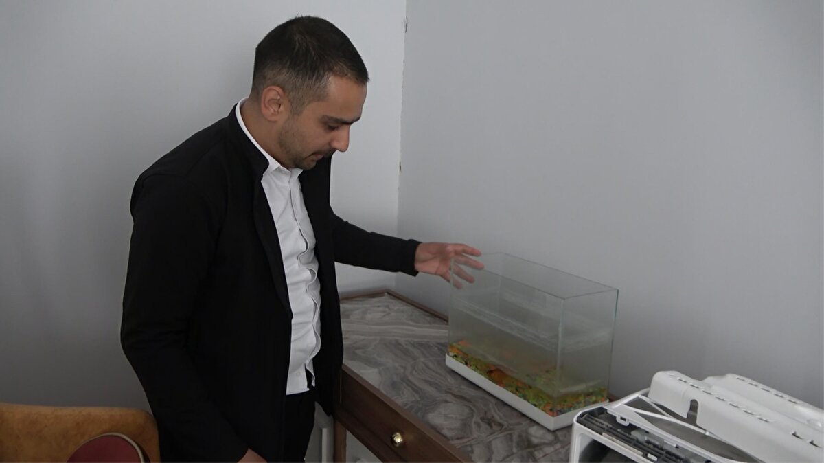Gökhan Akyürek, balıklarının yaşadığını görünce çok mutlu olduğunu belirterek, "Çocuk odasına girdiğimde balıkların yaşadığını gördüğümde şok oldum. Çok az bir miktar suda hayatta kalmayı başarabilmişler" diye konuştu.<br><br>