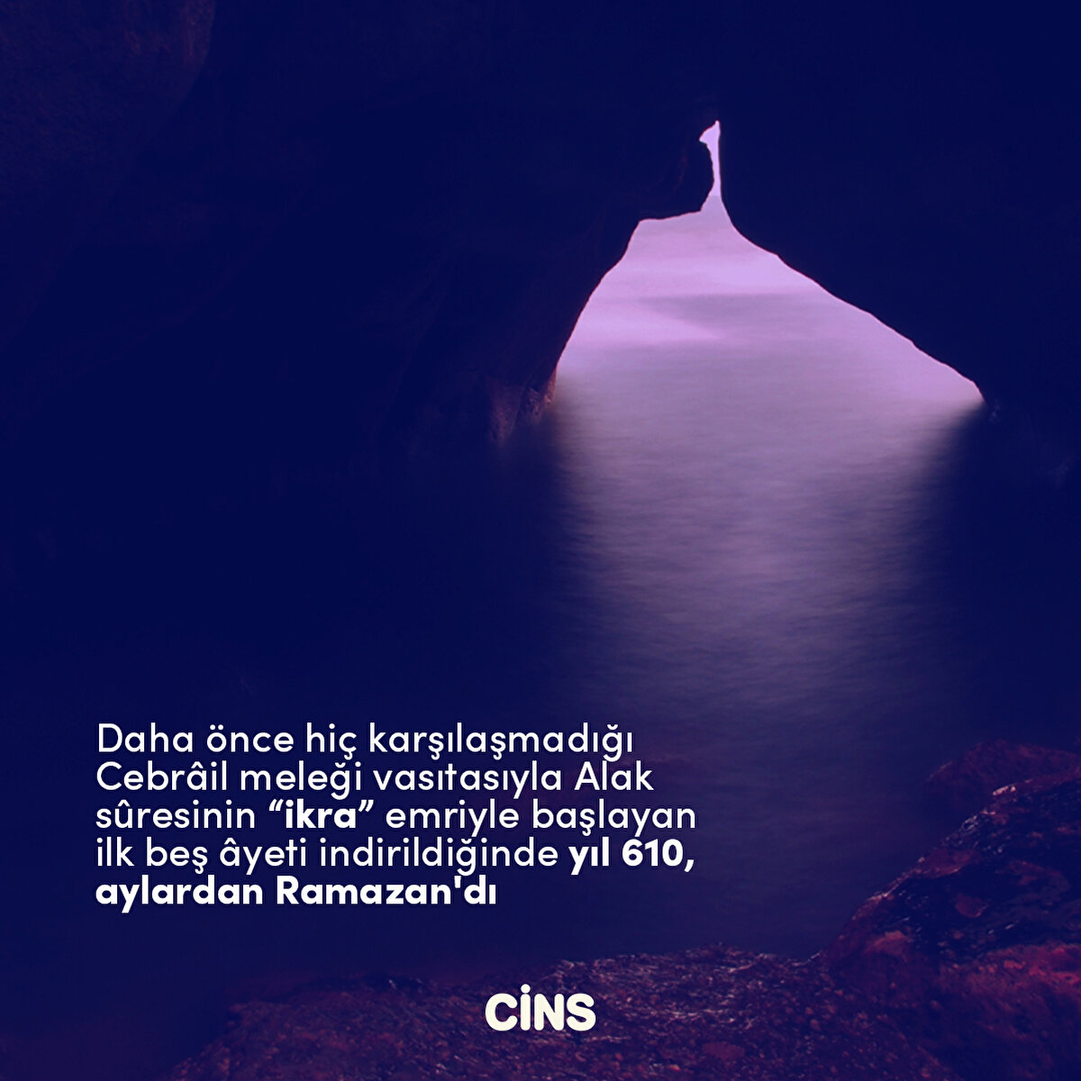 Daha önce hiç karşılaşmadığı Cebrâil meleği vasıtasıyla Alak sûresinin “ikra” emriyle başlayan ilk beş âyeti indirildiğinde yıl 610, aylardan Ramazan'dı